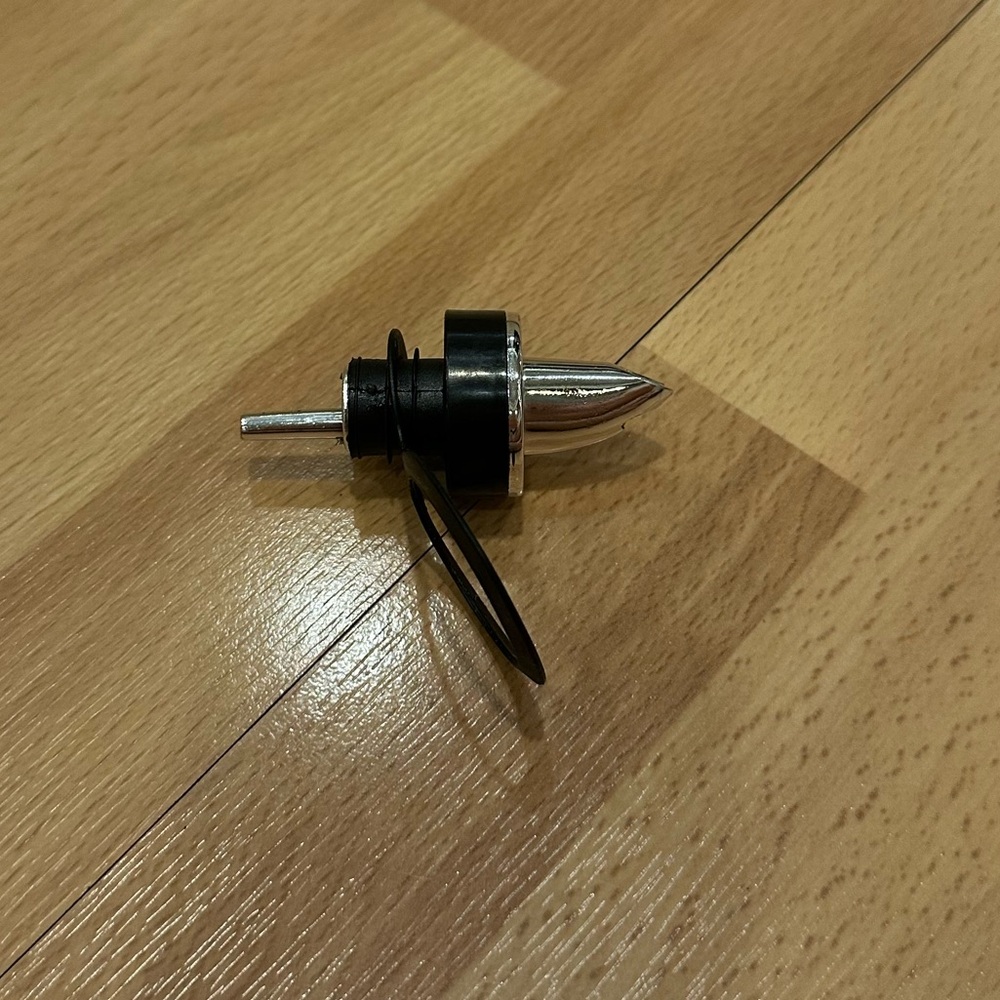 Oil bottle topper in black and silver